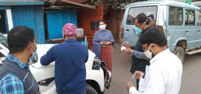 मास्क सतर्कता के लिए सड़क पर उतरीं एसडीओ, 40 का काटा चालान