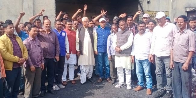 मजदूरों को डराने-धमकाने का प्रपंच बर्दाश्त नहीं