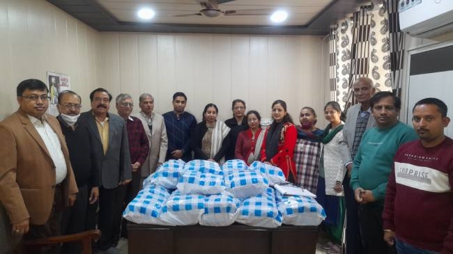 32 विद्यार्थियों को बांटी वर्दियां
