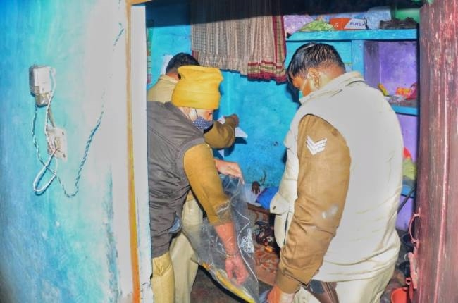 सहकर्मी ने युवक की गला काटकर हत्या की, कूड़े के ढेर पर मिला सिर