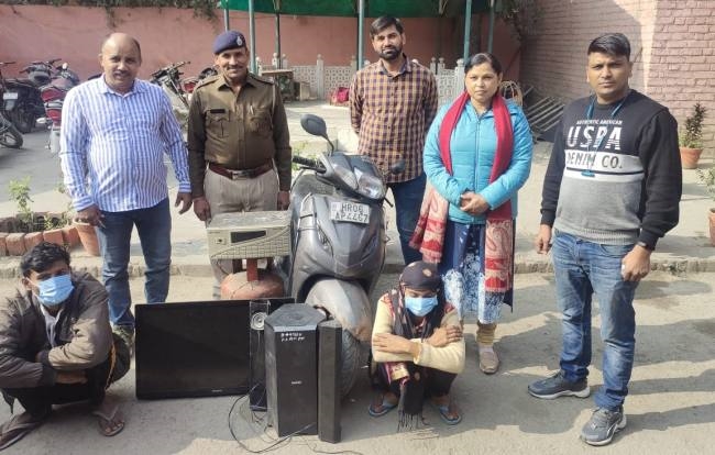 परिचित के घर का ताला तोड़कर कर ली चोरी, दंपती गिरफ्तार