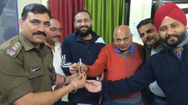 प्रभारी निरीक्षक से की नशे पर लगाम कसने की मांग