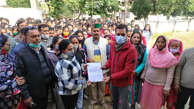 डाडासीबा महाविद्यालय में शिक्षक न होने के कारण शिक्षा विभाग व सरकार के खिलाफ फूटा छात्रों का गुस्सा, किया प्रदर्शन