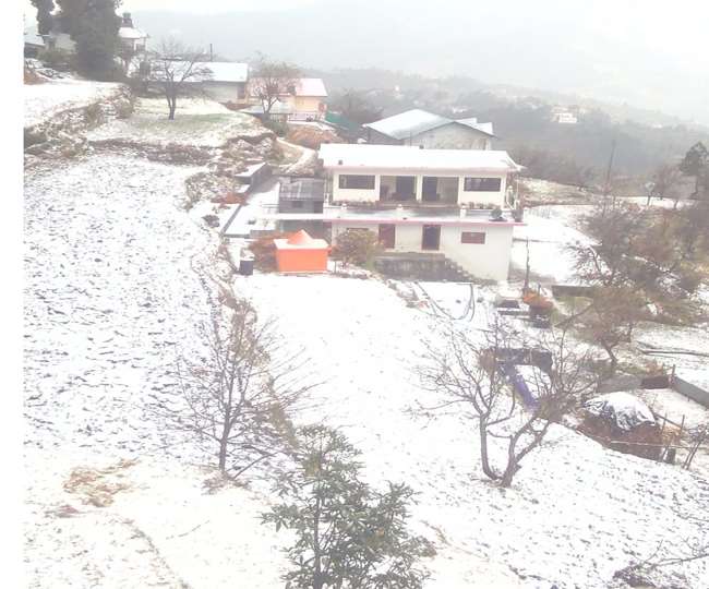 पिथौरागढ़ व बागेश्वर में उच्च हिमालय से सटे गांवों में बर्फबारी, घाटी में बरसे मेघ