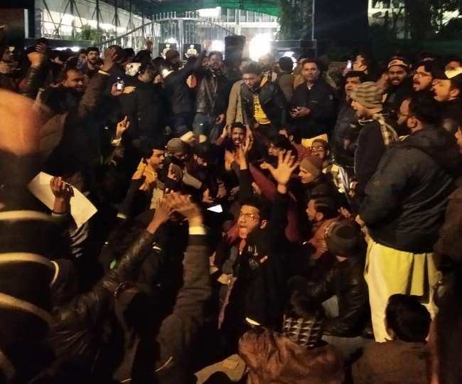 JNU Violence case: हिंसा में घायल जेएनयू प्रोफेसर सुचारिता सेन ने 2 दिन बाद दर्ज करवाई FIR