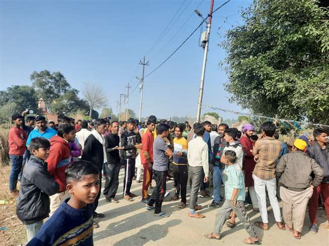 बरेली में अचानक हमलावर हो गई भीड़, अफसरों पर पत्थर लेकर दौड़ पड़ी महिलाएं