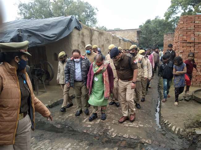 Badaun Gang Misdeed Case : बदायूं दुष्कर्म पीड़िता के घर पहुंची दिल्ली से आई राष्ट्रीय महिला आयोग की सदस्य, परिवार से की मुलाकात