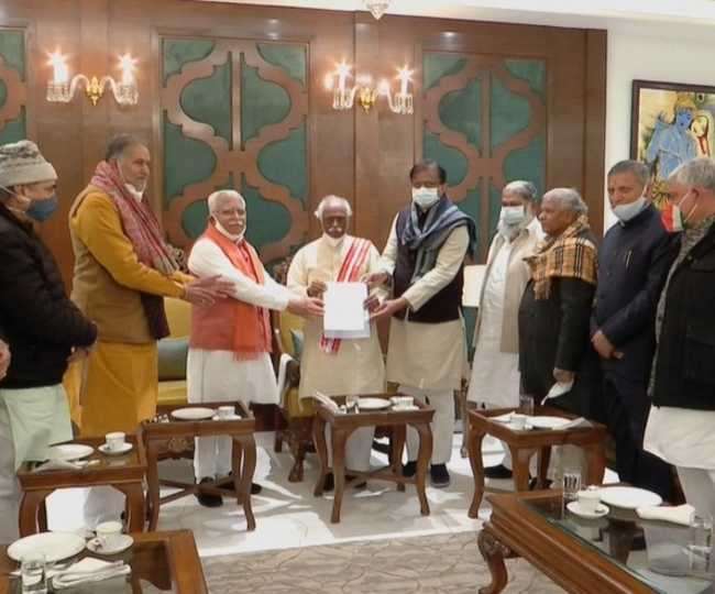 महामृत्युंजय जाप कर पंजाब की चन्नी सरकार को बर्खास्त करने की मांग लेकर राजभवन पहुंचे हरियाणा भाजपा नेता