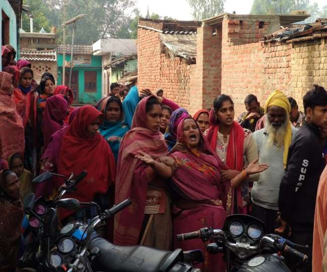 पीलीभीत में युवक की हत्या कर पेड़ से लटकाया शव, परिजनों ने लगाया घर से बुलाकर ले जाने का आरोप