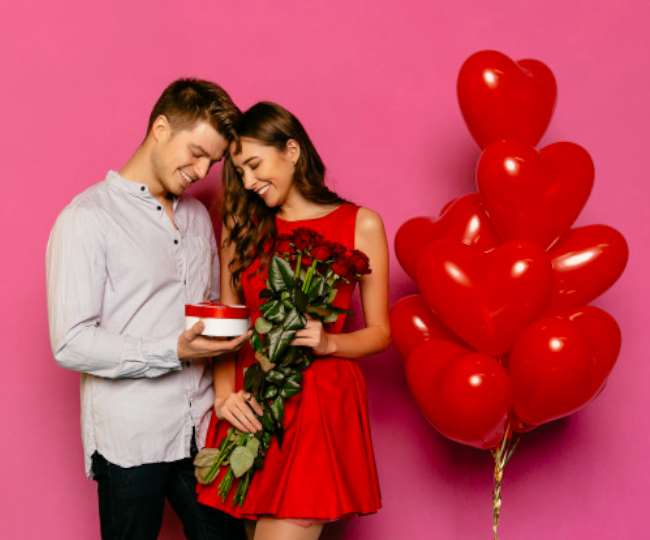 Happy Rose Day 2021 Romantic Gift ideas: पार्टनर को खुश करने के लिए परफेक्ट हैं ये गिफ्ट्स