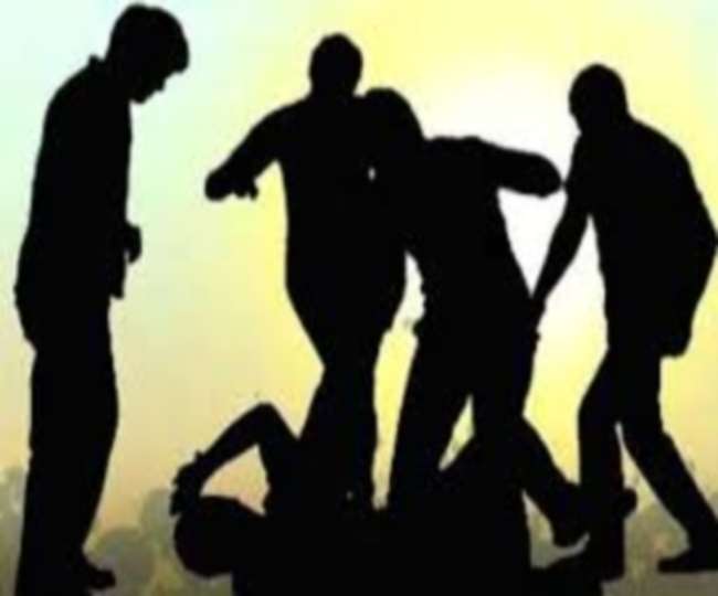 भगोड़े को पकड़ने गई पुलिस पर भारी पड़ा परिवार, एएसआइ का सिर फोड़ा, होमगार्ड को दांतों से काटा