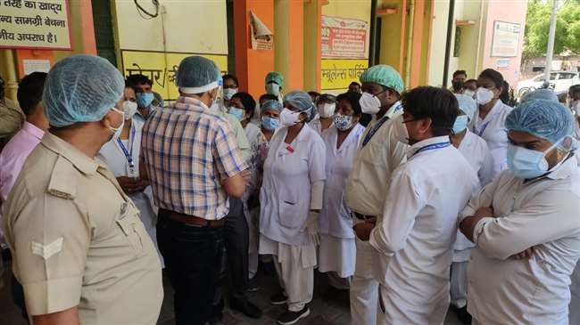 Moradabad Crime : मुरादाबाद में महिला की माैत पर परिजनाें ने किया डेढ़ घंटे बवाल, वार्ड में तोड़फोड़ कर अस्पताल स्टाफ काे पीटा