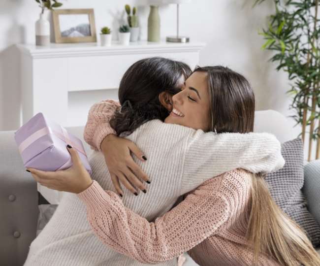 Mothers Day 2021 Gift ideas: इस मौके पर मां को दें ये सारे गिफ्ट्स, जो हर तरीके से हैं यूजफुल