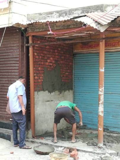 दुकान में शटर लगाने को लेकर व्यापारी आए आमने-सामने..पसरा तनाव
