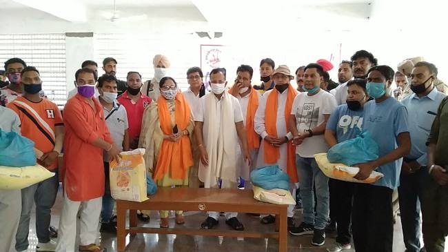 सुर संगीत कला मंच ने गरीब परिवारों को राशन बांटा