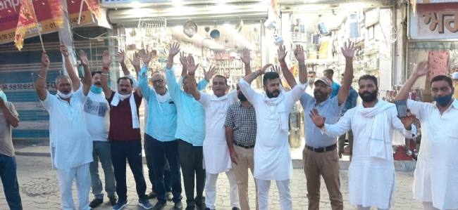 राम मंदिर शिलान्यास पर कांग्रेसी नेताओं ने बांटी मिठाई