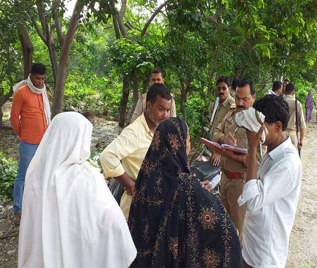 सीमेंट मिक्सर मशीन वाहन ने मोपेड सवार दंपती को रौंदा, महिला की मौत Hathras news