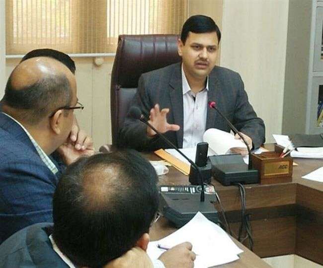 विकास कार्यों की डीएम ने की समीक्षा, कहा - कोविड कंट्रोल प्रबंधन की तर्ज पर डेंगू नियंत्रण प्रबंधन होगा