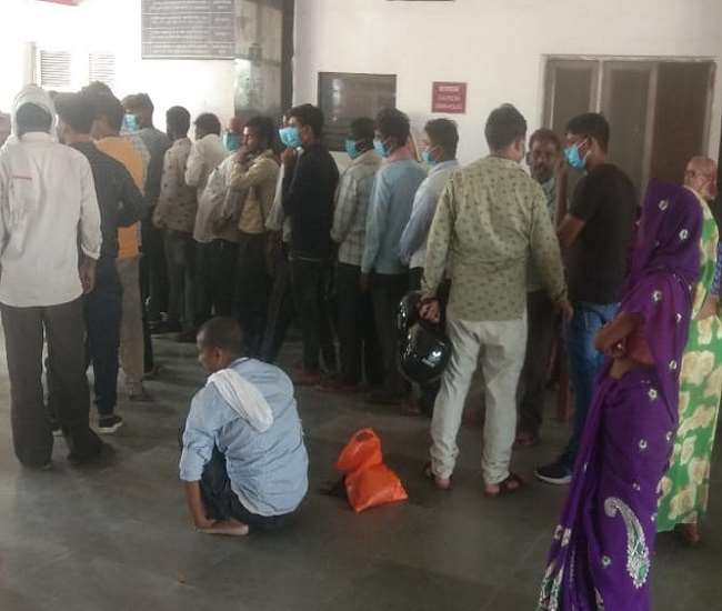 मजिस्ट्रेटी चेकिंग में 45 रेल मुसाफिर बेटिकट पकड़े, वसूला गया जुर्माना Hathras News