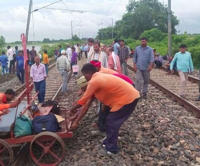 बेगूसराय में धंसा रेलवे ट्रैक, कई ट्रेनें हुईं घंटों लेट, पटना से लेकर खगड़िया तक परिचालन पर असर, दो दिन रद रहेंगी ये गाड़ियां