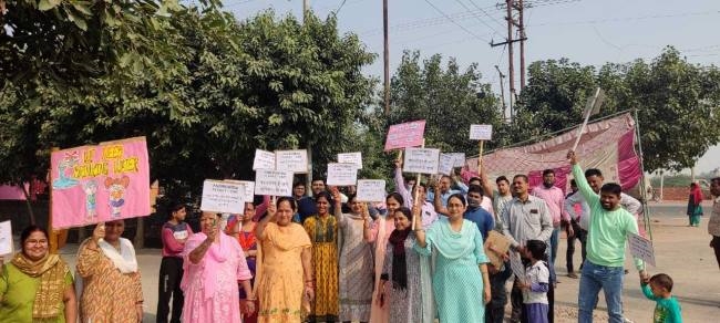 पेयजल की समस्या से परेशान सोसायटी के लोगों ने दिया धरना
