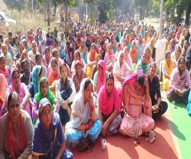 जालंधर में मांगों को लेकर मिड-डे-मील वर्करों ने डीसी आफिस के बाहर किया प्रदर्शन, सरकार के खिलाफ की नारेबाजी