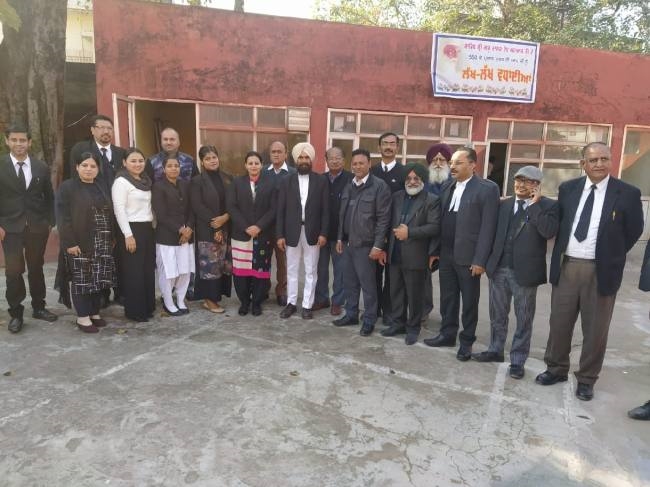 जिला कचहरी में वकीलों ने की काम छोड़ हड़ताल