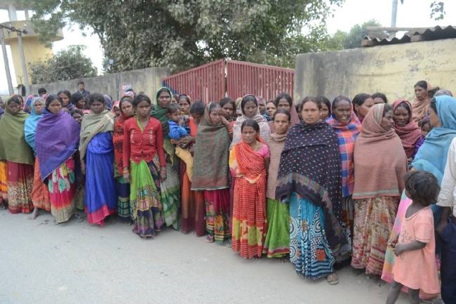 कार्रवाई की मांग को ले ग्रामीणों ने किया थाने का घेराव