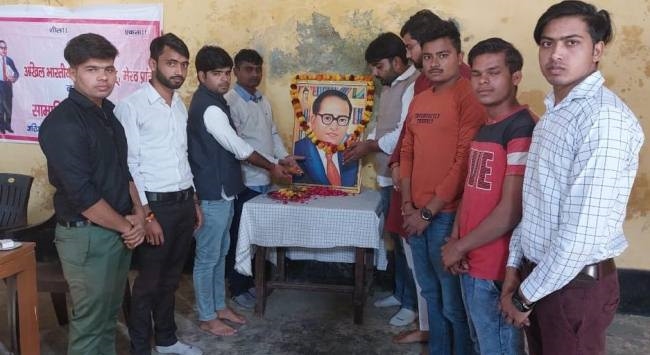बाबा साहब आंबेडकर को श्रद्धांजलि दी