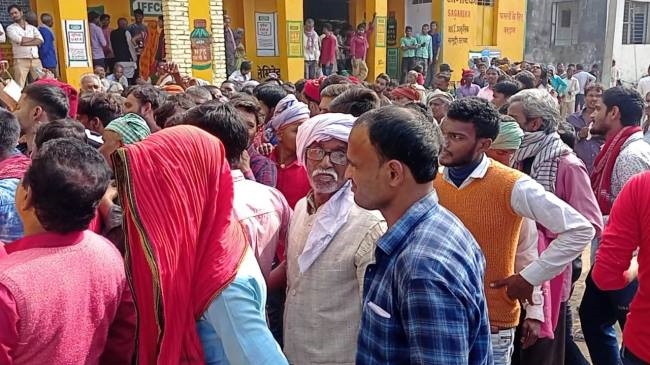 डीएपी खाद को लेकर किसानों का हंगामा
