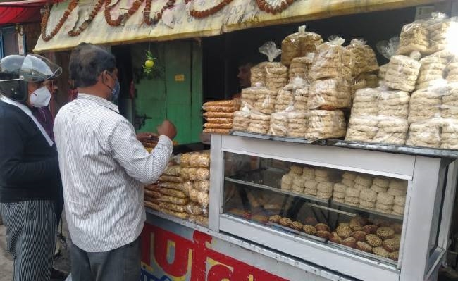 हर चौक-चौराहे पर बनना शुरू हो गया तिलकुट