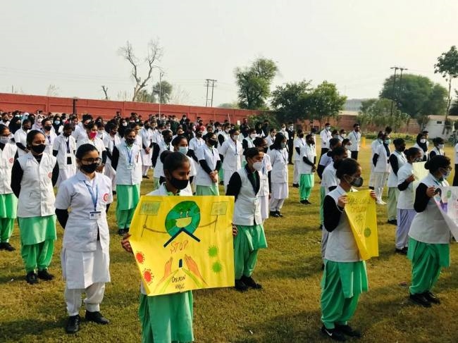 मास्क परेड में शामिल हुए 400 विद्यार्थी