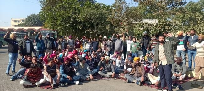 हड़ताल के कारण यात्री बेहाल, महिलाओं से
फ्री बस सफर की सुविधा छिनी