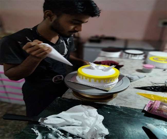 Dhanbad: क्रिसमस डे व नववर्ष के पहले केक की बढ़ी मांग, चोको क्रीम व फ्रैश क्रीम केक बनी पहली पसंद