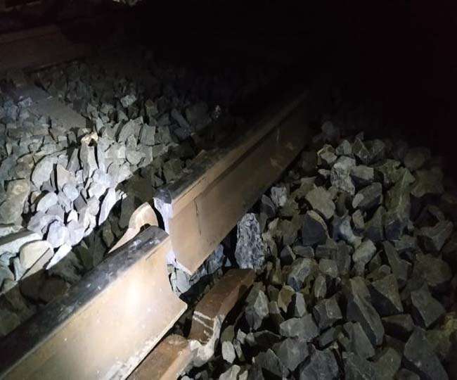 गोमो- आद्रा रेलखंड पर टूटी पटरी से गुजरी सवारी ट्रेन, दुर्घटना टली Dhanbad News