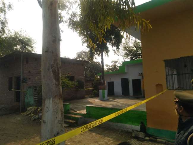 Badaun Gang Misdeed Case : कमरे में ‘बंद’ थी पीड़िता, बाहर गांव की महिला लगाती रही आवाज