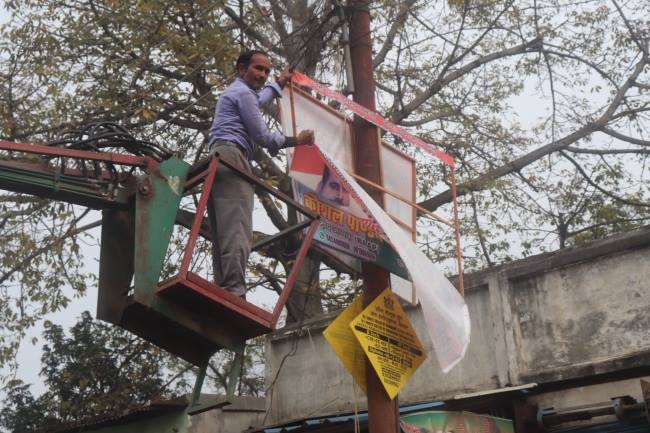 सड़कों से हटाए गए होर्डिंग, बैनर व पोस्टर