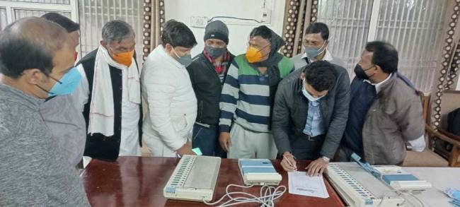 नपा कार्यालय में हुआ माक पोल, दो बैलेट व छह कंट्रोल यूनिट मिली खराब