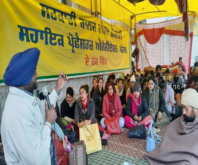जालंधर में बरसात के बीच शिक्षा मंत्री की कोठी के बाहर गरजे सहायक प्रोफेसर, सरकार के खिलाफ की नारेबाजी