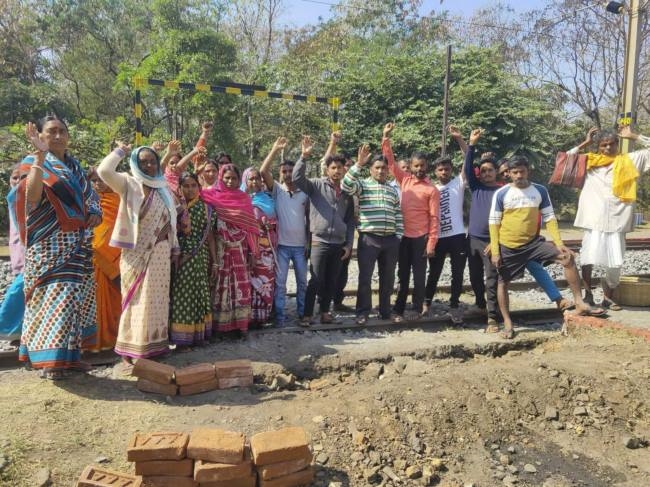 प्रधानखंता में रेल लाइन किनारे दीवार उठाने का विरोध