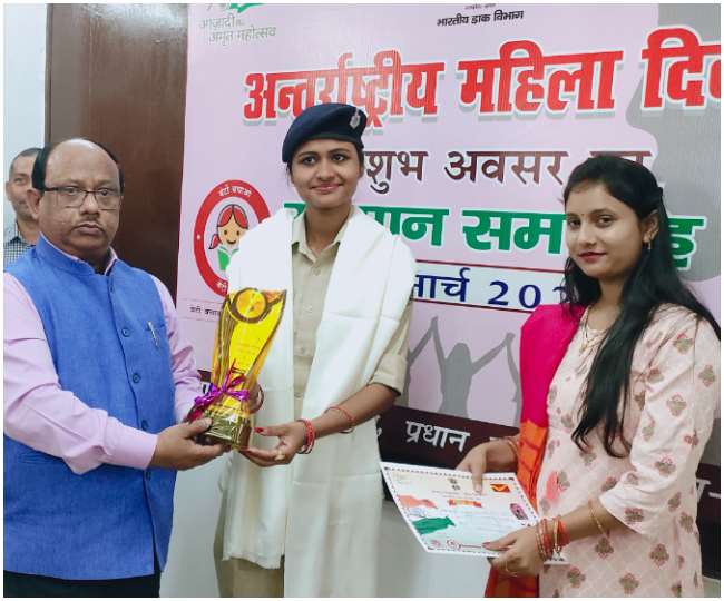International Women's Day 2022: नवादा में डाक विभाग डा.शुभांगी व सिपाही शालू को किया गया सम्मानित