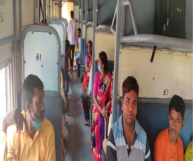 Bengal Assembly Election 2021: इलेक्शन एक्सप्रेस- आजीमगंज टू जंगीपुर रोड रेलवे स्टेशन, सियासी चर्चा में आसानी से कट रहा हर सफर