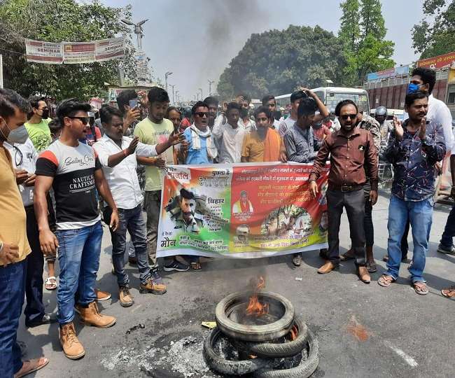 Samastipur: मधुबनी नरसंहार के खिलाफ जन अधिकार पार्टी ने निकाला प्रतिरोध मार्च, ओवरब्रिज पर आगजनी, सड़क जाम
