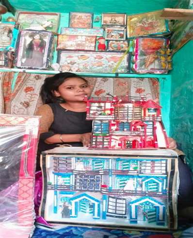 वेस्ट को बेस्ट बना रहीं बेटियां, अनुपयोगी वस्तुओं से सजा रही हैं आशियाना Aligarh News