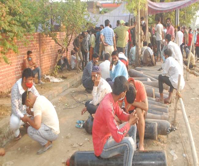 Oxygen Crisis In Meerut: कहीं लंबा इंतजार तो कहीं जल्द मिल रहा सिलेंडर, प्लांट में दिखे कुछ ऐसे नजारे