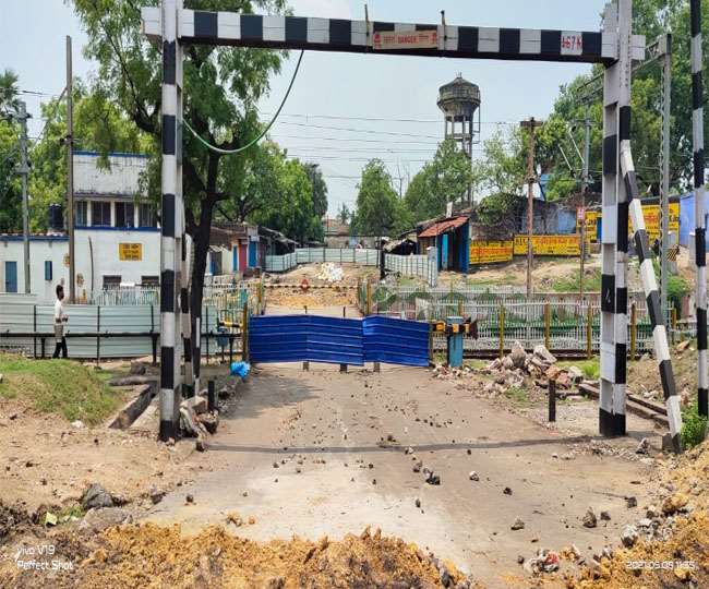 ओवरब्रिज निर्माण में Railway व सरकार की कछुआ गति से वाहन चालक और लोग परेशान Dhanbad News
