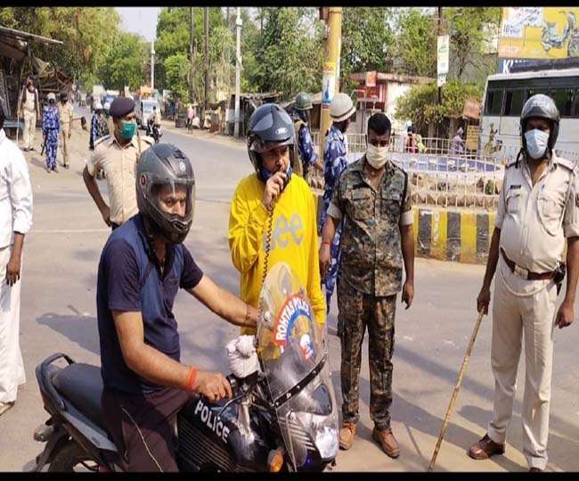 Rohtas: हत्यारोपित की गिरफ्तारी के लिए सड़क जाम, हटाने गई पुलिस पर हमला, थाने पर भी पथराव