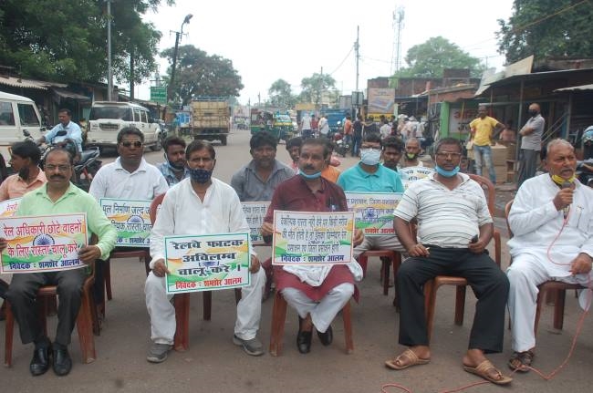 रेलवे ओवरब्रिज का कार्य बंद होने से नाराज लोगों ने फुसबंगला मोड़ पर दिया धरना