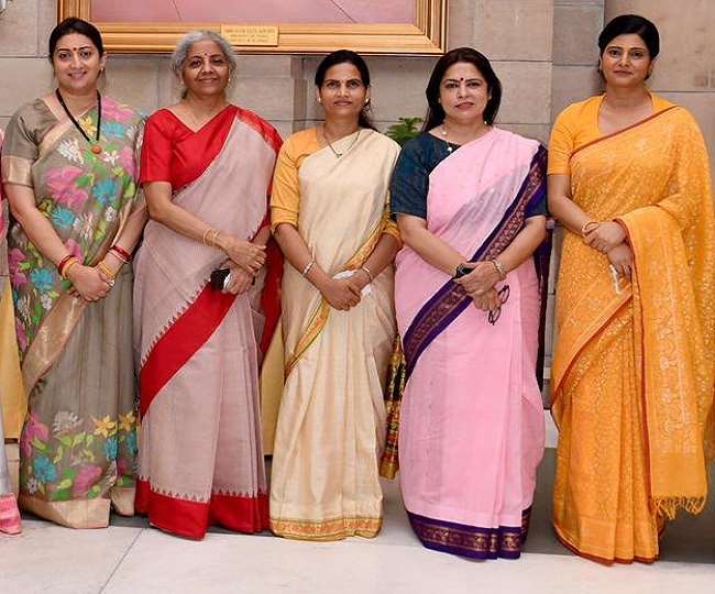 Cabinet expansion: हथकरघा साड़ी पहन महिला मंत्रियों ने ली शपथ, समारोह में लगे चार चांद