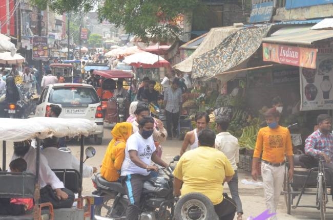 कोरोना कार्फ्यू में खुल रहीं दुकानें, उमड़ रही भीड़